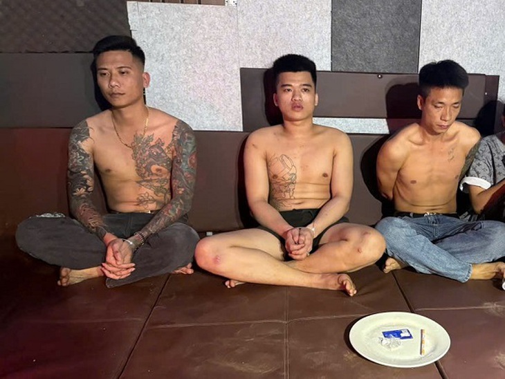 Lật tẩy quán 'karaoke gia đình' ở Hà Nội, phát hiện 9 người dương tính ma túy
- Ảnh 1. Lật tẩy quán 'karaoke gia đình' ở Hà Nội, phát hiện 9 người dương tính ma túy
- Ảnh 1.