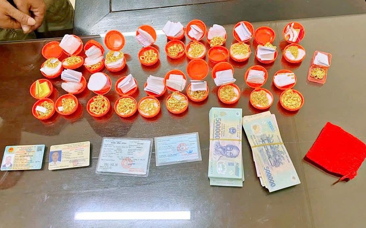 Bắt ổ nhóm lừa đảo "mua vàng thật, bán vàng giả"  