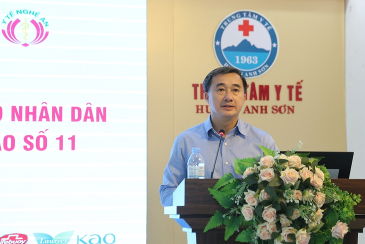 Đoàn công tác Bộ Y tế thăm hỏi, trao quà đồng bào tại Nghệ An: Khám chữa bệnh phải gắn với phòng bệnh suốt vòng đời- Ảnh 2.
