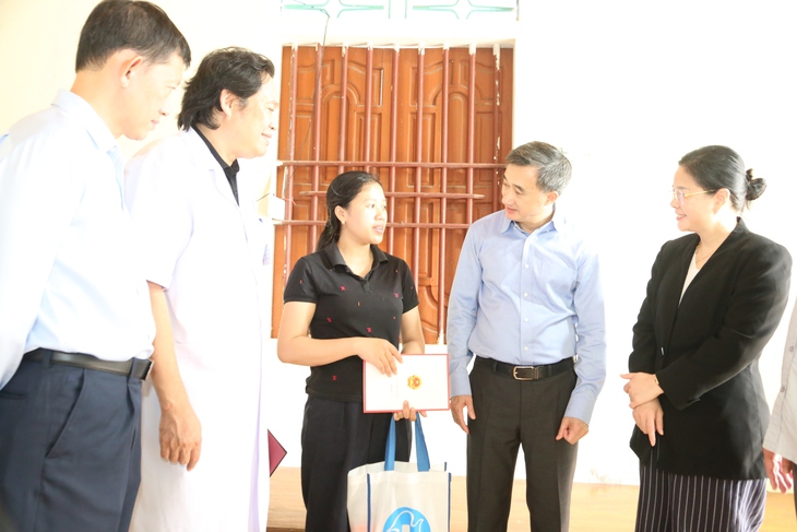 Đoàn công tác Bộ Y tế thăm hỏi, trao quà đồng bào tại Nghệ An: Khám chữa bệnh phải gắn với phòng bệnh suốt vòng đời- Ảnh 10. Đoàn công tác Bộ Y tế thăm hỏi, trao quà đồng bào tại Nghệ An: Khám chữa bệnh phải gắn với phòng bệnh suốt vòng đời- Ảnh 10.