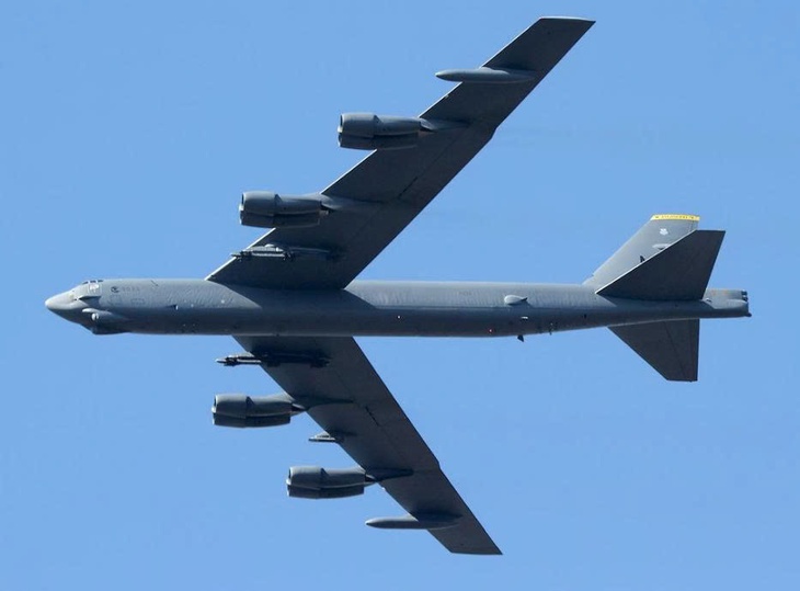 Ba 'pháo đài bay' B-52 của Mỹ đối mặt F-16 Venezuela- Ảnh 1.