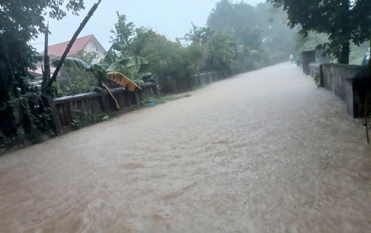 Mưa lớn, hàng nghìn học sinh ở Huế nghỉ học- Ảnh 1.