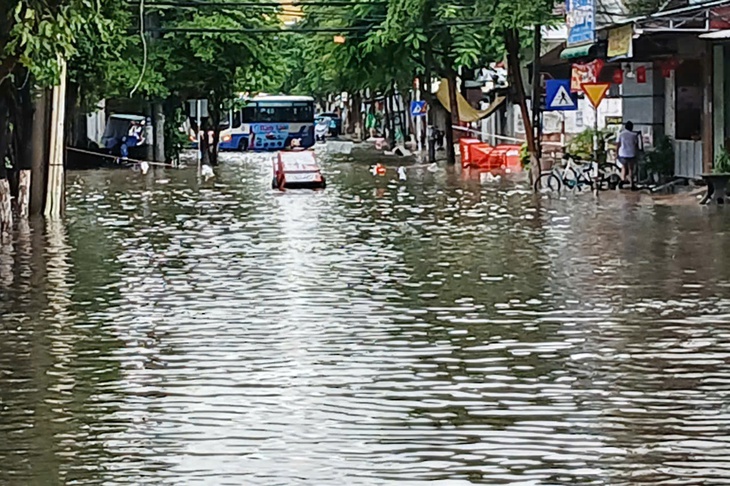 Mưa lớn, đường ngập, trường học ở Khánh Hòa chủ động cho học sinh nghỉ học- Ảnh 1.