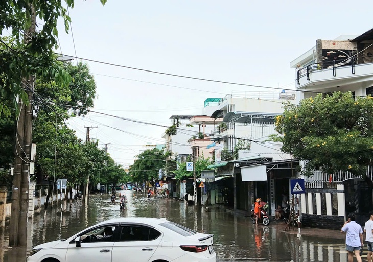 Mưa lớn, đường ngập, trường học ở Khánh Hòa chủ động cho học sinh nghỉ học- Ảnh 2.