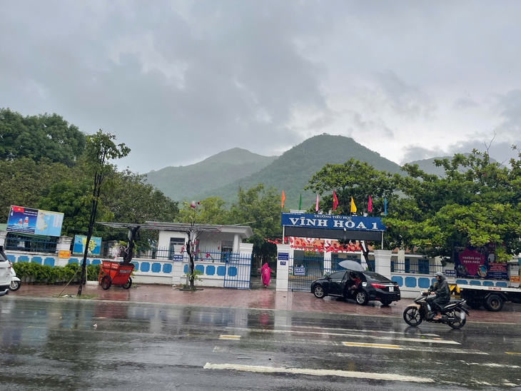 Mưa lớn, đường ngập, trường học ở Khánh Hòa chủ động cho học sinh nghỉ học- Ảnh 4.