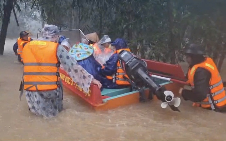 Hà Tĩnh: Khẩn trương gia cố đê, di dời người dân ở vùng ngập lụt đến nơi an toàn- Ảnh 7.
