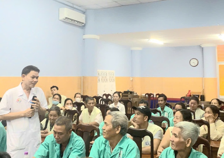 Nhiều bệnh nhân ở BVĐK Khánh Hòa được truyền thông về bệnh gout và nhận quà- Ảnh 1.