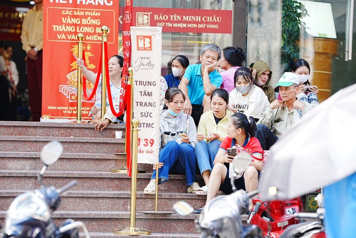 Thị trường vàng ngày 17/10: Nhiều cửa hàng tiếp tục treo biển 'hết hàng'- Ảnh 1.