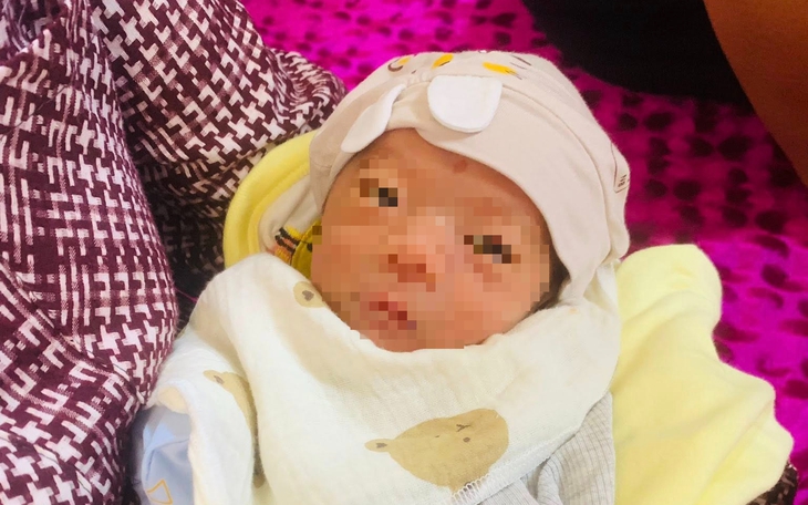 Bé gái hơn 1 tháng tuổi bị bỏ lại trong giỏ quần áo cạnh bụi chuối ở Lào Cai- Ảnh 2.