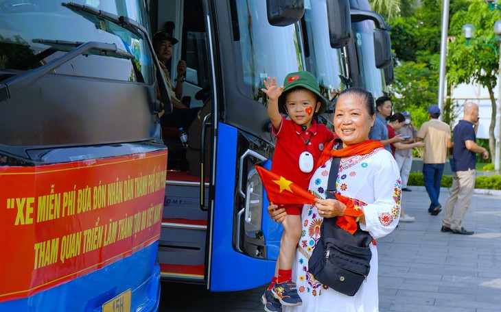 Hà Nội đề xuất tăng cường xe buýt đưa đón người dân dự Hội chợ mùa Thu 2025