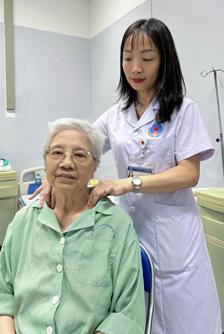 Hành trình 20 năm sưởi ấm những phận đời ung thư và tâm sự về nỗi vất vả “gấp rưỡi” của người phụ nữ ngành Y- Ảnh 2.