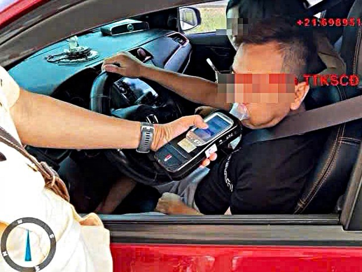 Tài xế có cồn 'kịch khung' vẫn chở cả gia đình trên cao tốc- Ảnh 2.