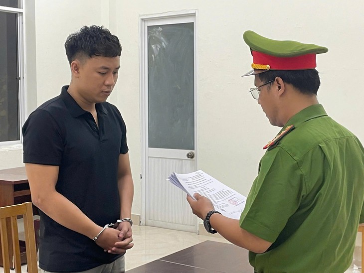 Giả danh công an kiểm tra giấy tờ, hai thanh niên ép thiếu nữ đi nhậu rồi xâm hại- Ảnh 1.