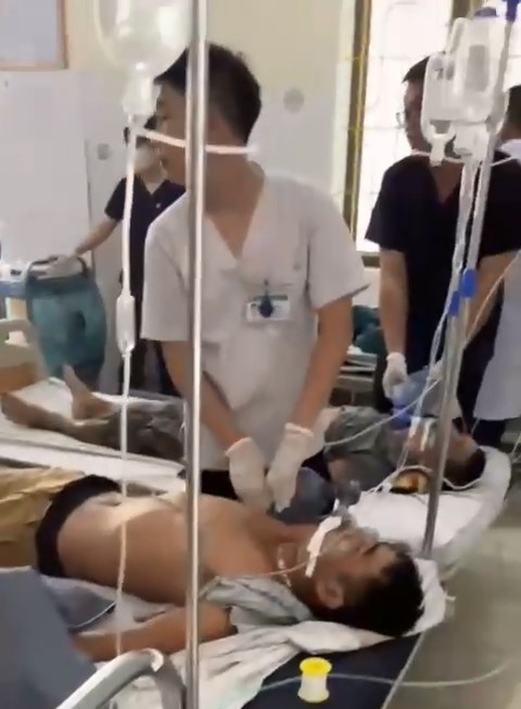 Uống rượu thuốc, 6 người nhận viện cấp cứu- Ảnh 1.