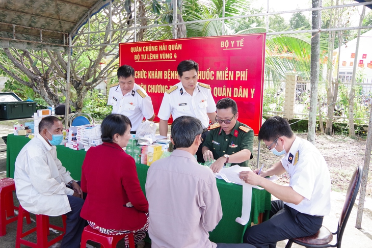 Bác sĩ quân y khám bệnh, cấp thuốc miễn phí cho hơn 300 gia đình ở Khánh Hòa- Ảnh 3.