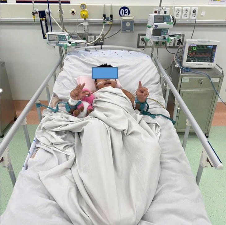 Bé trai 7 tuổi bị sốt xuất huyết Dengue nặng hồi phục ngoạn mục- Ảnh 1.
