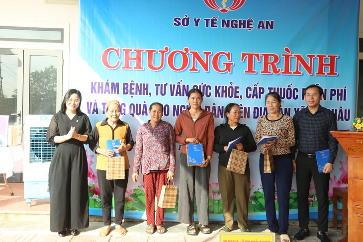 Khám sức khỏe nội tiết, sinh sản và tặng quà cho hơn 100 phụ nữ vùng bão lũ- Ảnh 3.