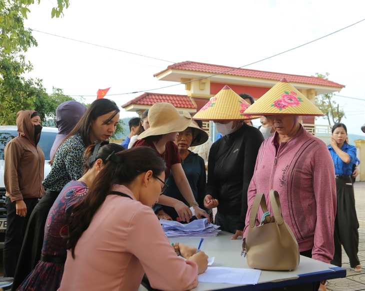 Khám sức khỏe nội tiết, sinh sản và tặng quà cho hơn 100 phụ nữ vùng bão lũ- Ảnh 1.