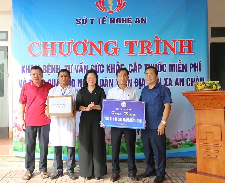 Khám sức khỏe nội tiết, sinh sản và tặng quà cho hơn 100 phụ nữ vùng bão lũ- Ảnh 4.