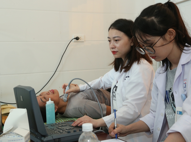 Khám sức khỏe nội tiết, sinh sản và tặng quà cho hơn 100 phụ nữ vùng bão lũ- Ảnh 6.