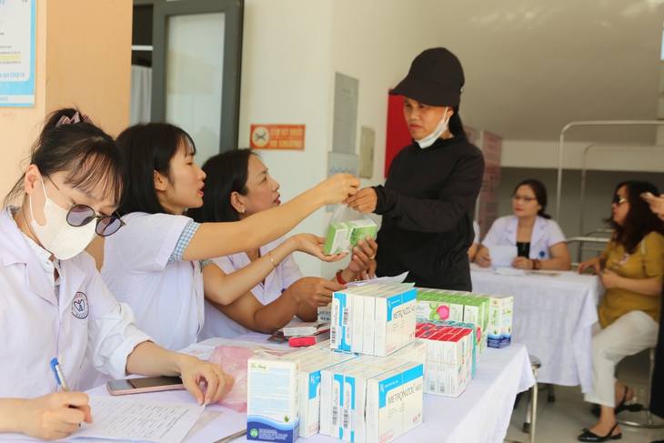 Khám sức khỏe nội tiết, sinh sản và tặng quà cho hơn 100 phụ nữ vùng bão lũ- Ảnh 7.