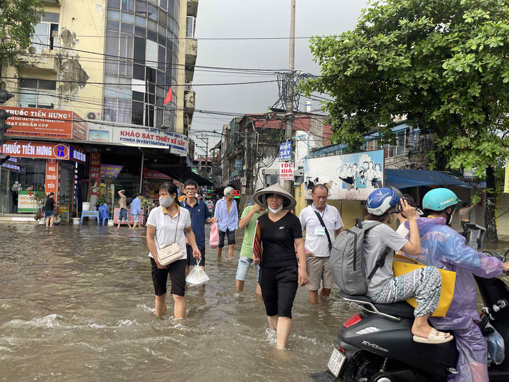 Nước rút chậm, Hà Nội 'loay hoay' giữa ngập úng và rác thải- Ảnh 3.