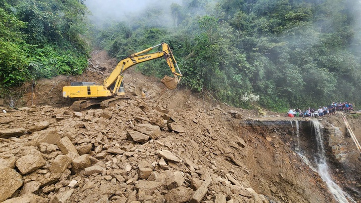 Cận cảnh 30m đường đèo Khau Phạ 'biến mất' sau sạt lở- Ảnh 2.