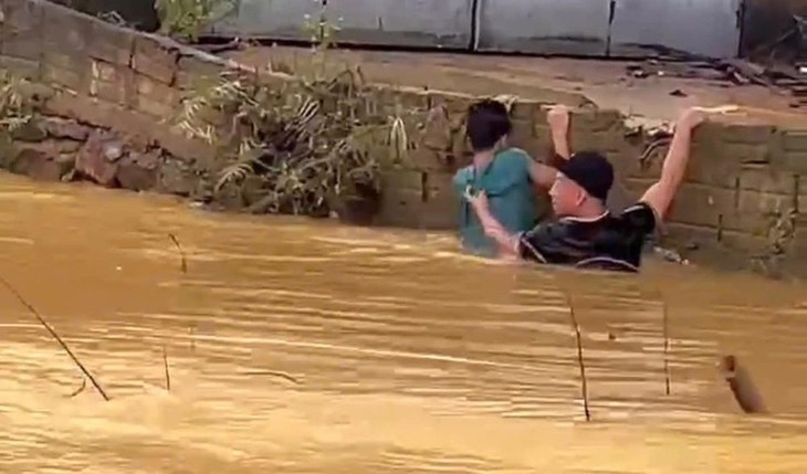 Thót tim khoảnh khắc cứu bé trai bị cuốn trôi trong lũ- Ảnh 1.
