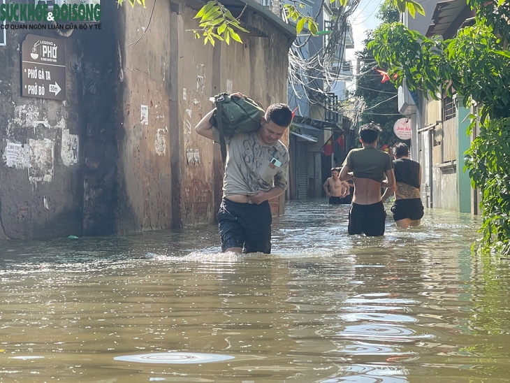 Phố thành sông, người dân đi lại bằng thuyền, cuộc sống đảo lộn vì mất điện, nước- Ảnh 1.