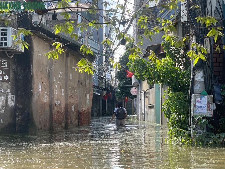 Phố thành sông, người dân đi lại bằng thuyền, cuộc sống đảo lộn vì mất điện, nước- Ảnh 2.