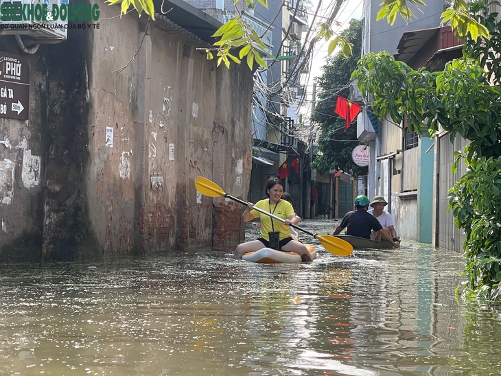 Phố thành sông, người dân đi lại bằng thuyền, cuộc sống đảo lộn vì mất điện, nước- Ảnh 3.