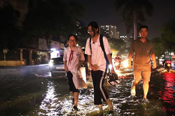 Hà Nội vẫn ngập sau mưa lớn, vì sao hệ thống thoát nước chưa đáp ứng được?- Ảnh 2.