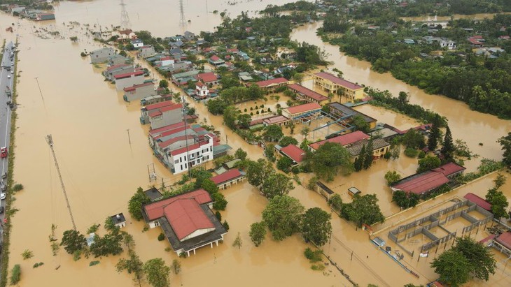 Hỗ trợ người dân vùng thiên tai vượt qua khó khăn với tinh thần 'ai có gì giúp nấy'- Ảnh 1. Hỗ trợ người dân vùng thiên tai vượt qua khó khăn với tinh thần 'ai có gì giúp nấy'- Ảnh 1.