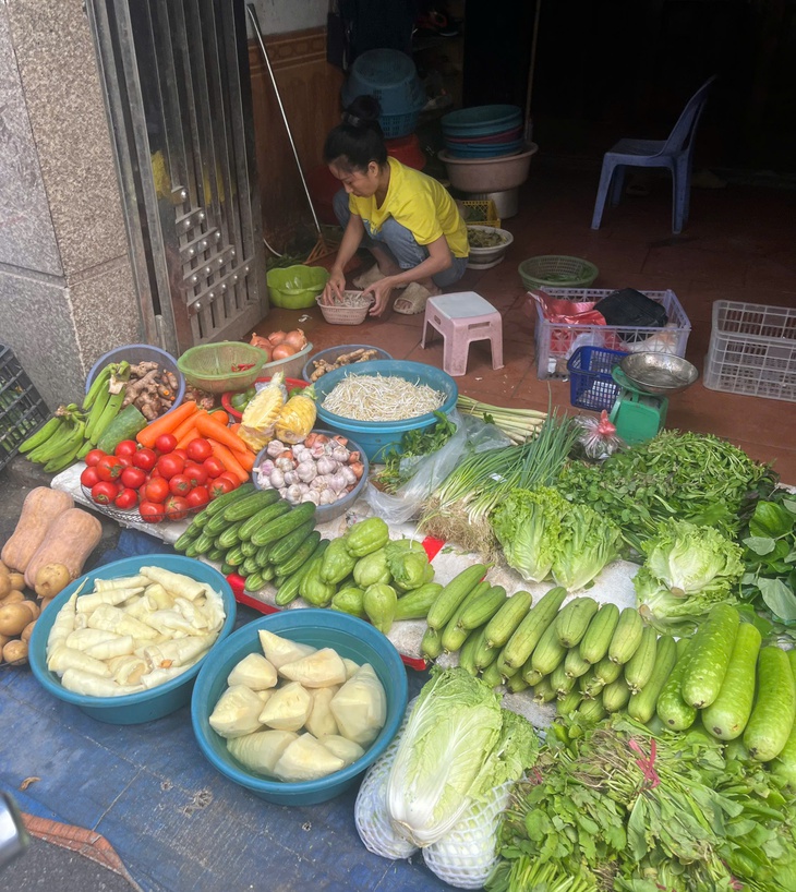 Bà nội trợ Hà Nội choáng với giá rau muống 20.000 đồng/bó- Ảnh 4.