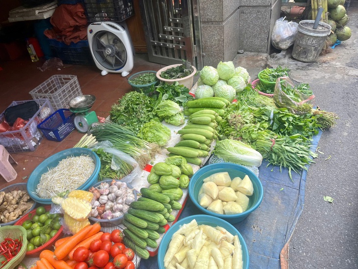 Bà nội trợ Hà Nội choáng với giá rau muống 20.000 đồng/bó- Ảnh 5.