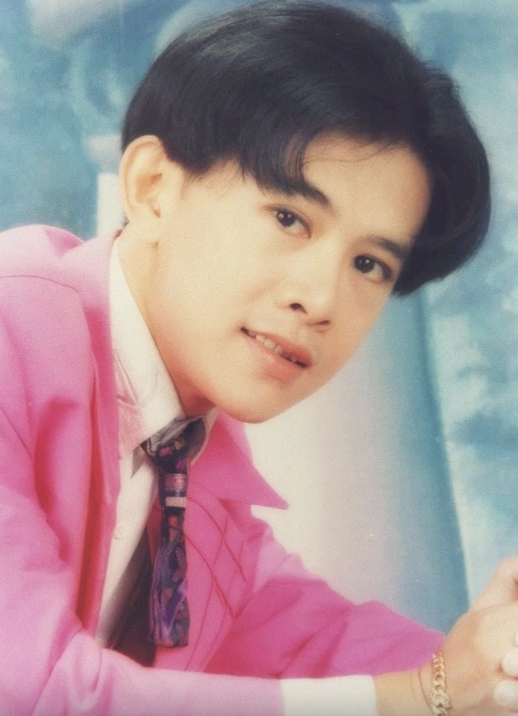 'Hoàng tử tình ca' Lê Tuấn ra sao sau 20 năm âm thầm biến mất khỏi showbiz?- Ảnh 1. 'Hoàng tử tình ca' Lê Tuấn ra sao sau 20 năm âm thầm biến mất khỏi showbiz?- Ảnh 1.