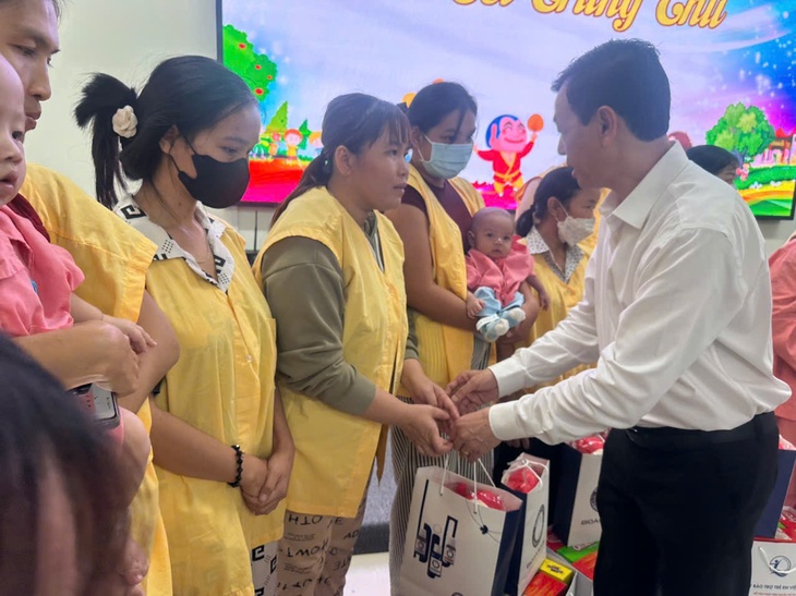 Bộ Y tế trao quà Trung thu cho bệnh nhi và trẻ mồ côi tại TP.HCM- Ảnh 4.