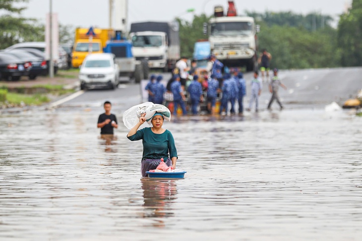 Bãi giữa, vùng ven ở Hà Nội còn ngập sâu kéo dài do nước sông vẫn đang lên- Ảnh 2. Bãi giữa, vùng ven ở Hà Nội còn ngập sâu kéo dài do nước sông vẫn đang lên- Ảnh 2.