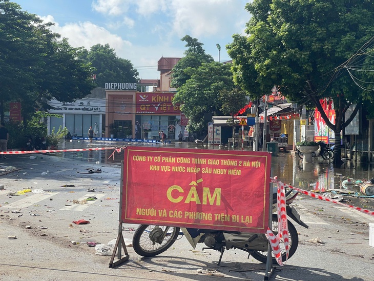 Nước rút chậm, Hà Nội 'loay hoay' giữa ngập úng và rác thải- Ảnh 8.