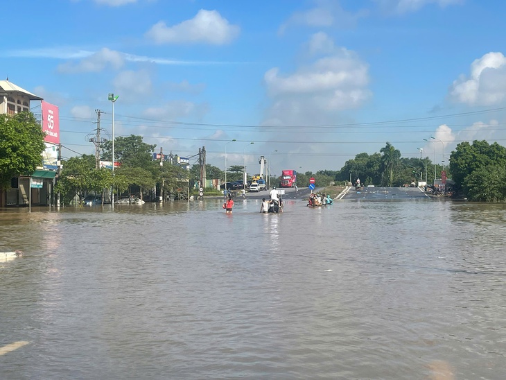 Nước rút chậm, Hà Nội 'loay hoay' giữa ngập úng và rác thải- Ảnh 2.