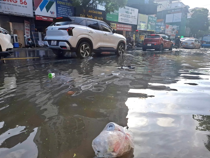 Nước rút chậm, Hà Nội 'loay hoay' giữa ngập úng và rác thải- Ảnh 6.