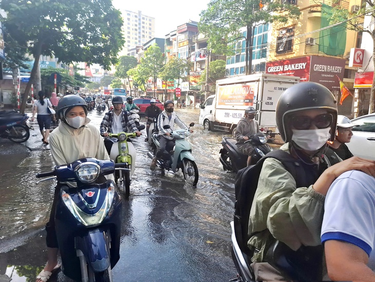 Nước rút chậm, Hà Nội 'loay hoay' giữa ngập úng và rác thải- Ảnh 1.