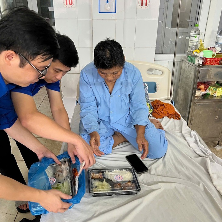 Những suất cơm nghĩa tình sưởi ấm người dân vùng lũ- Ảnh 7.