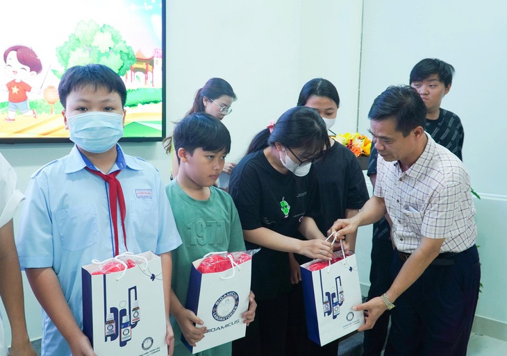 Xúc động với sự sẻ chia của lãnh đạo Bộ Y tế dành cho bệnh nhi và trẻ mồ côi do Covid-19 tại TPHCM- Ảnh 4.