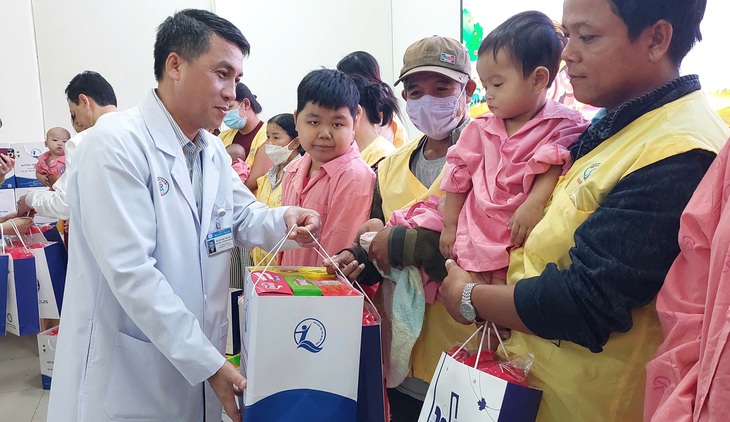 Xúc động với sự sẻ chia của lãnh đạo Bộ Y tế dành cho bệnh nhi và trẻ mồ côi do Covid-19 tại TPHCM- Ảnh 3.