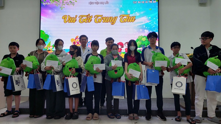 Xúc động với sự sẻ chia của lãnh đạo Bộ Y tế dành cho bệnh nhi và trẻ mồ côi do Covid-19 tại TPHCM- Ảnh 5.