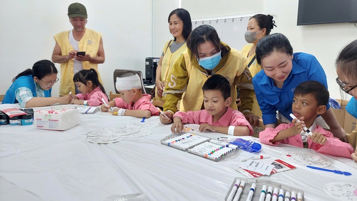 Xúc động với sự sẻ chia của lãnh đạo Bộ Y tế dành cho bệnh nhi và trẻ mồ côi do Covid-19 tại TPHCM- Ảnh 6.