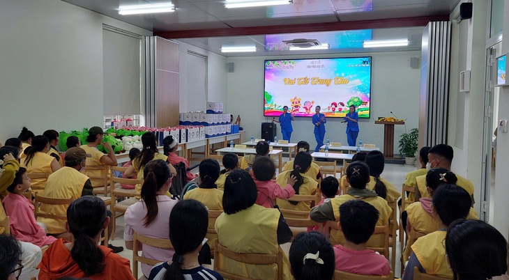 Xúc động với sự sẻ chia của lãnh đạo Bộ Y tế dành cho bệnh nhi và trẻ mồ côi do Covid-19 tại TPHCM- Ảnh 1.