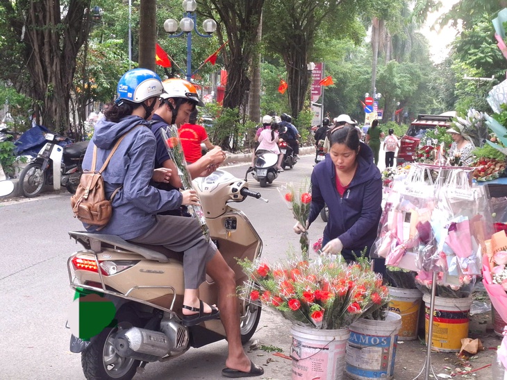 20/10 của những người phụ nữ mưu sinh từ tờ mờ sáng- Ảnh 1.