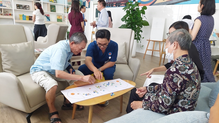 TPHCM triển khai mô hình 'Điều trị nội trú ban ngày' giúp người cao tuổi 'vui hơn ở nhà'- Ảnh 2.